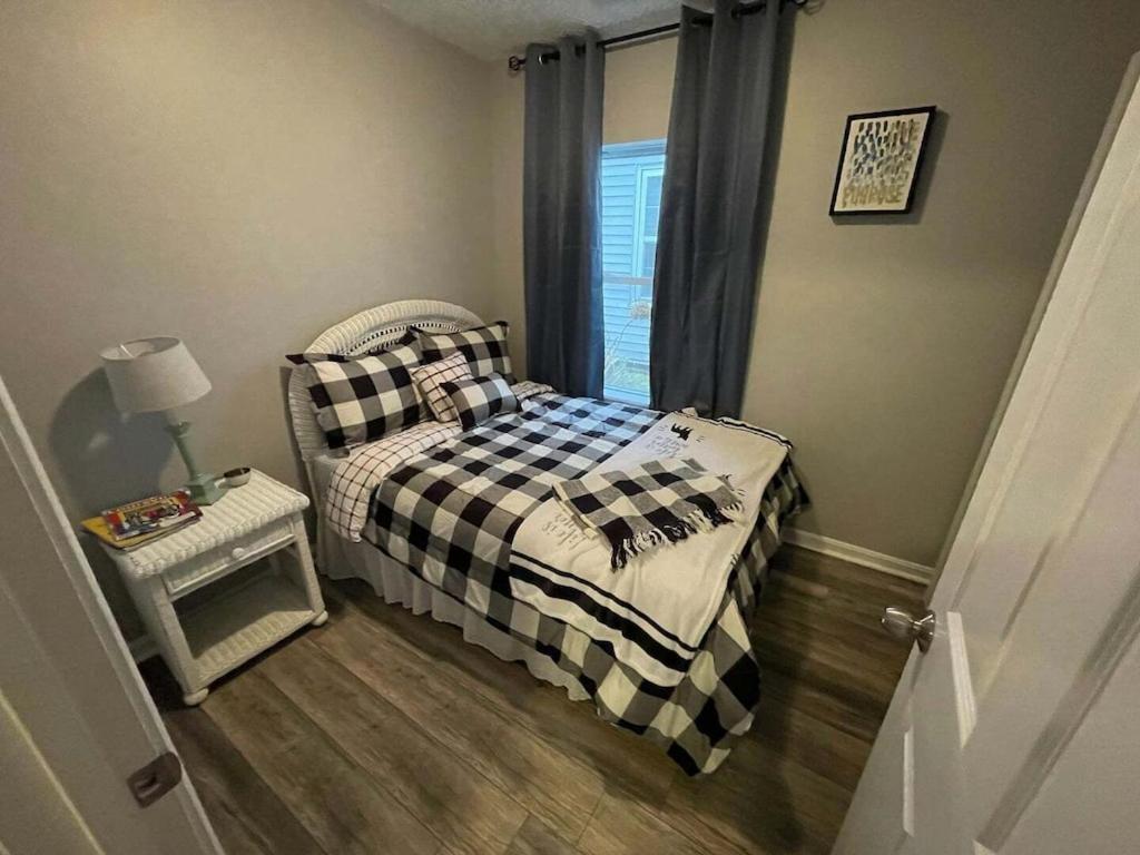 Breaking Records - Steps From Paristown Hall Holiday home *